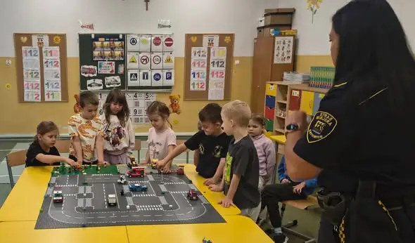 Zerówki z Katowic uczą się bezpieczeństwa na drodze z LEGO i Strażą Miejską
