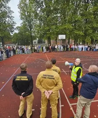 Katowice: Strażacy szkolą uczniów z ewakuacji i sygnałów alarmowych