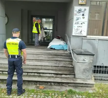 Katowice: strażnicy i albertyni pomagają osobom w kryzysie bezdomności
