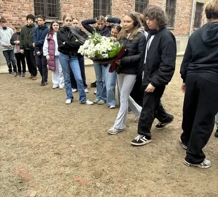 Ósmoklasiści oddali hołd ofiarom Auschwitz. „Lekcja, której nie zapomną”