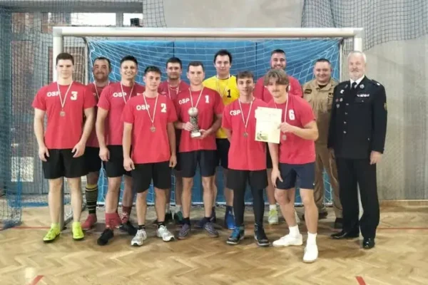 Halowy Turniej Piłkarski w Katowicach-Szopienicach: OSP Zarzecze na podium