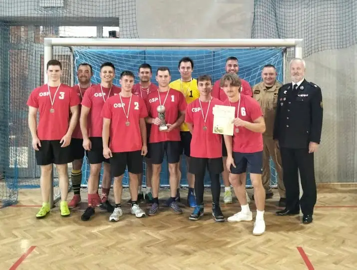 Halowy Turniej Piłkarski w Katowicach-Szopienicach: OSP Zarzecze na podium