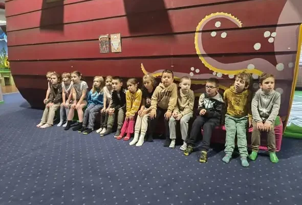 Klasa 1A z SP nr 1 w Katowicach odpoczywała w sali zabaw po pasowaniu