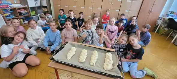 Uczniowie klasy 3B z SP27 w Katowicach piekli chałki