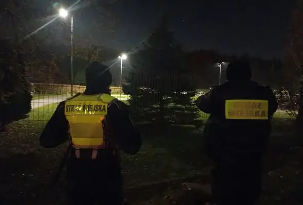 Straż Miejska w Katowicach nocą patroluje cmentarze. W użyciu noktowizory