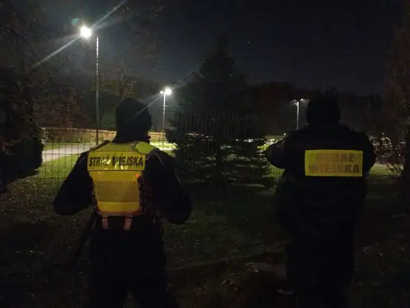 Straż Miejska w Katowicach nocą patroluje cmentarze. W użyciu noktowizory